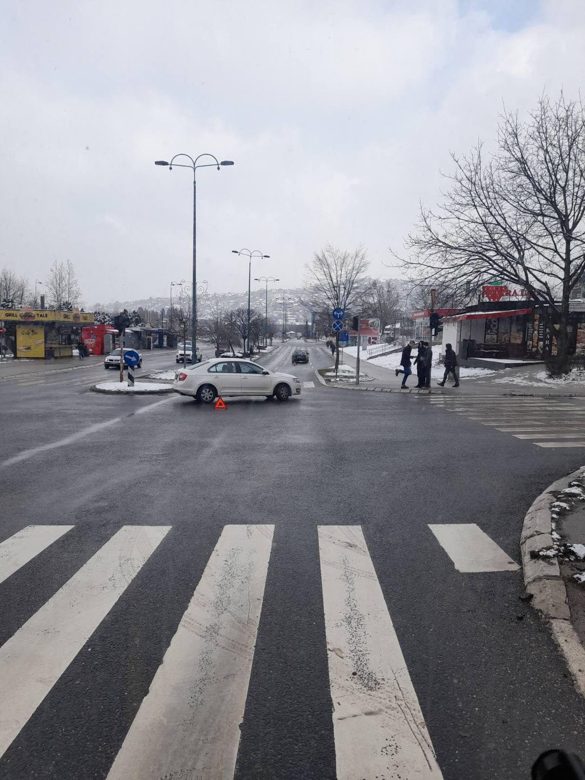 Automobil na raskrsnici u Nedžarićima - Avaz