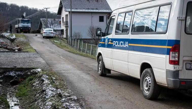 Radnik ima gelere u lobanji, komšije pomagale povrijeđenima a "bombaš" stajao na prozoru i sve gledao