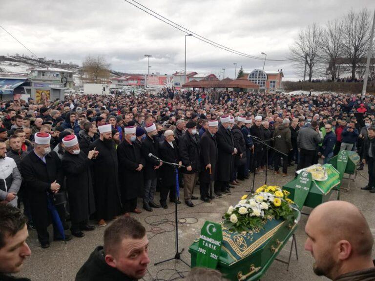 Hiljade ljudi na zajedničkoj dženazi trojici nastradalih mladića iz Cazina