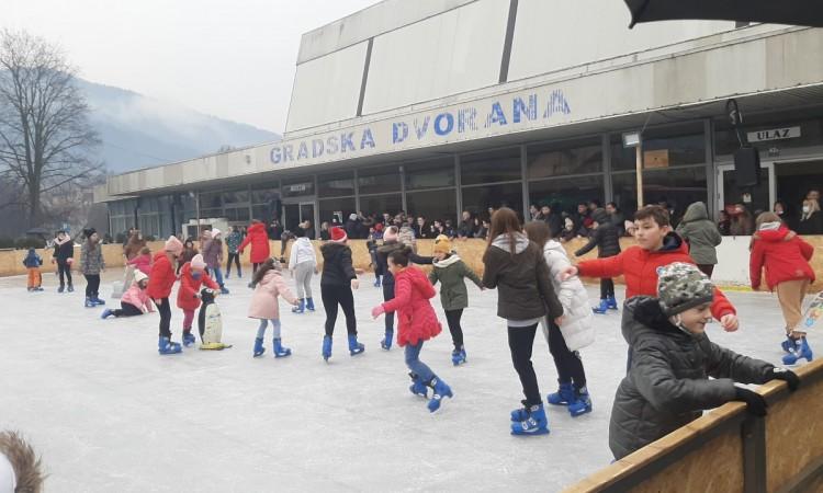 Dječake i djevojčice ni kiša nije omela da odu klizati - Avaz