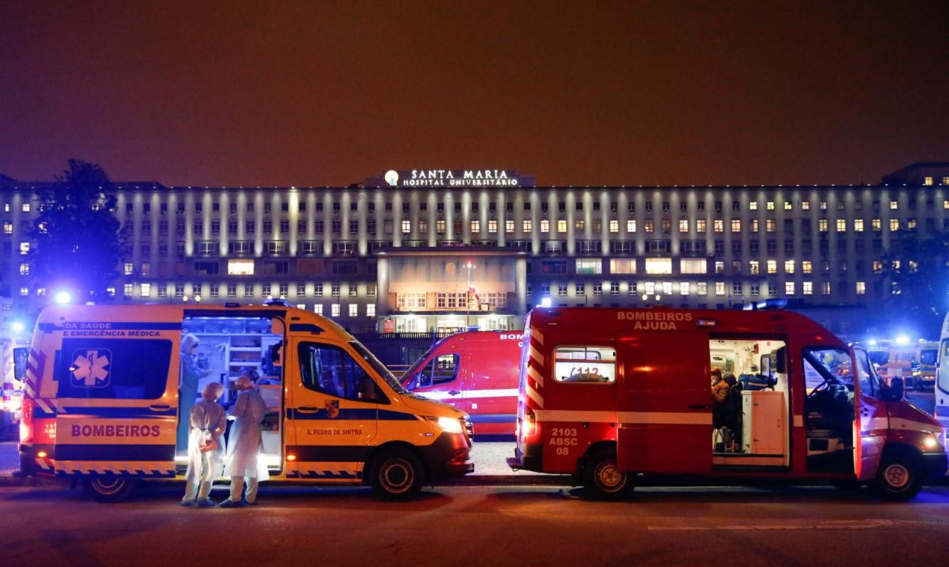 Medical personnel in ambulances with COVID-19 patients wait in the queue at Santa Maria hospital, amid the coronavirus disease (COVID-19) pandemic in Lisbon, Portugal January 27, 2021. - Avaz