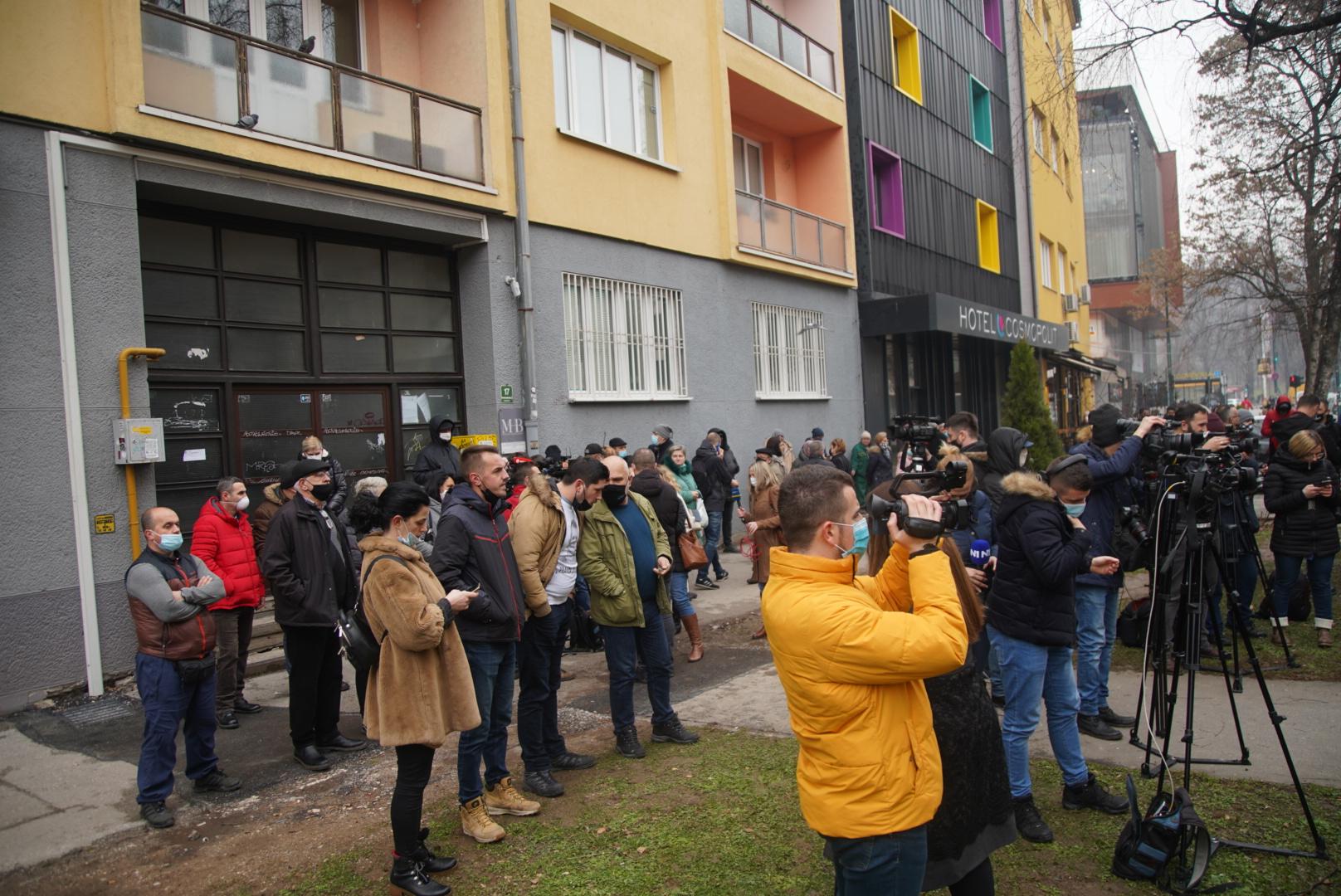 Peaceful gathering in front of the SC Prosecutor's Office - Avaz