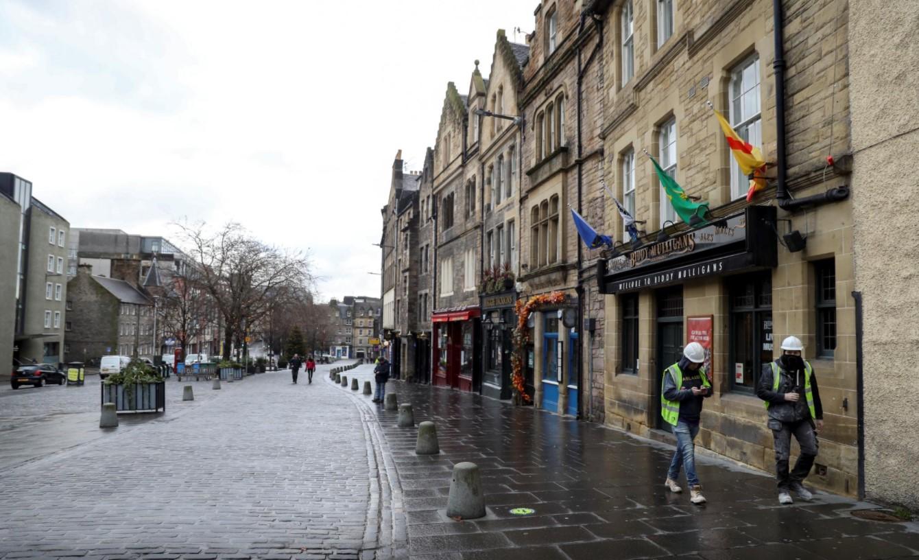 People walk down a street, amid the outbreak of the coronavirus disease (COVID-19), in Edinburgh, Scotland, Britain, January 5, 2021. - Avaz