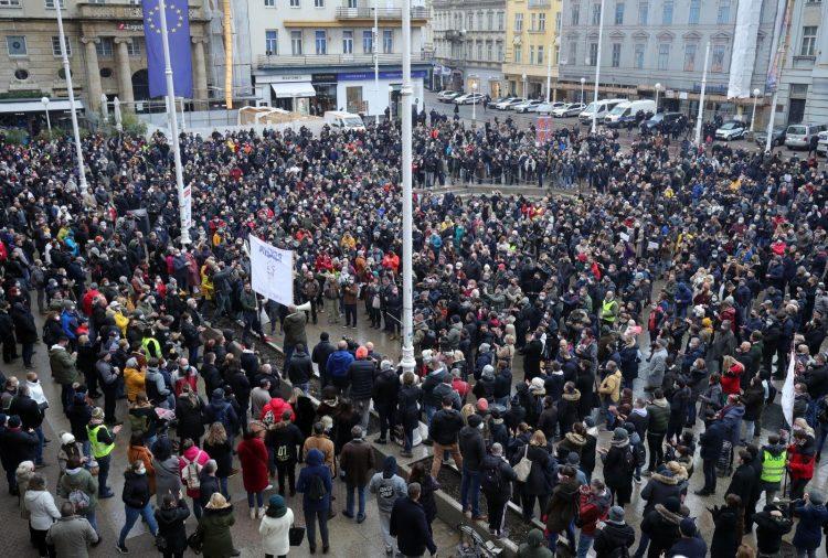 Procjenjuje se da je na Trgu bana Jelačića između pet i deset hiljada ljudi - Avaz