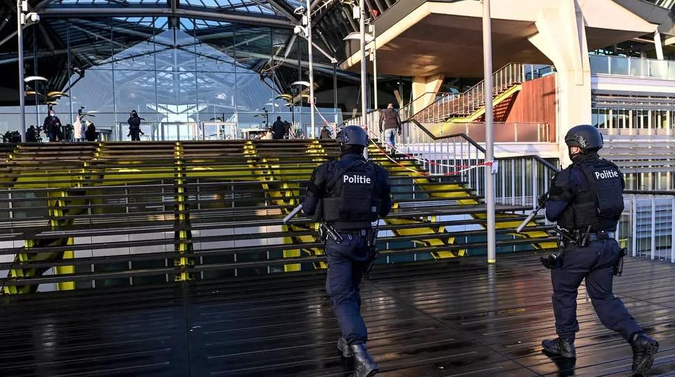 Heavily armed policemen patroled outside the courthouse during the trial - Avaz