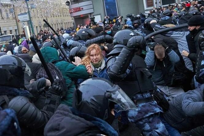 Police confront protesters during a demonstration in support of jailed Russian opposition leader Alexei Navalny, Moscow, January 23, 2021. - Avaz