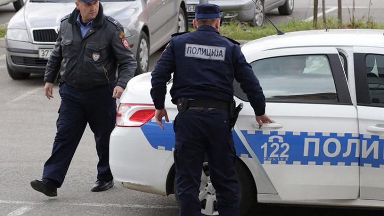 Policajcu pokidao činove sa uniforme pa ga udario