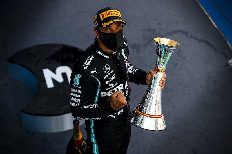 Hamilton ostaje u Mercedesu, potpisao novi ugovor