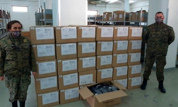 First 6,000 packages are being delivered today, each with three high-quality washable face masks with the logo of the Armed Forces of B&H - one in camouflage, one in military green, and one in black for civilian use - Avaz