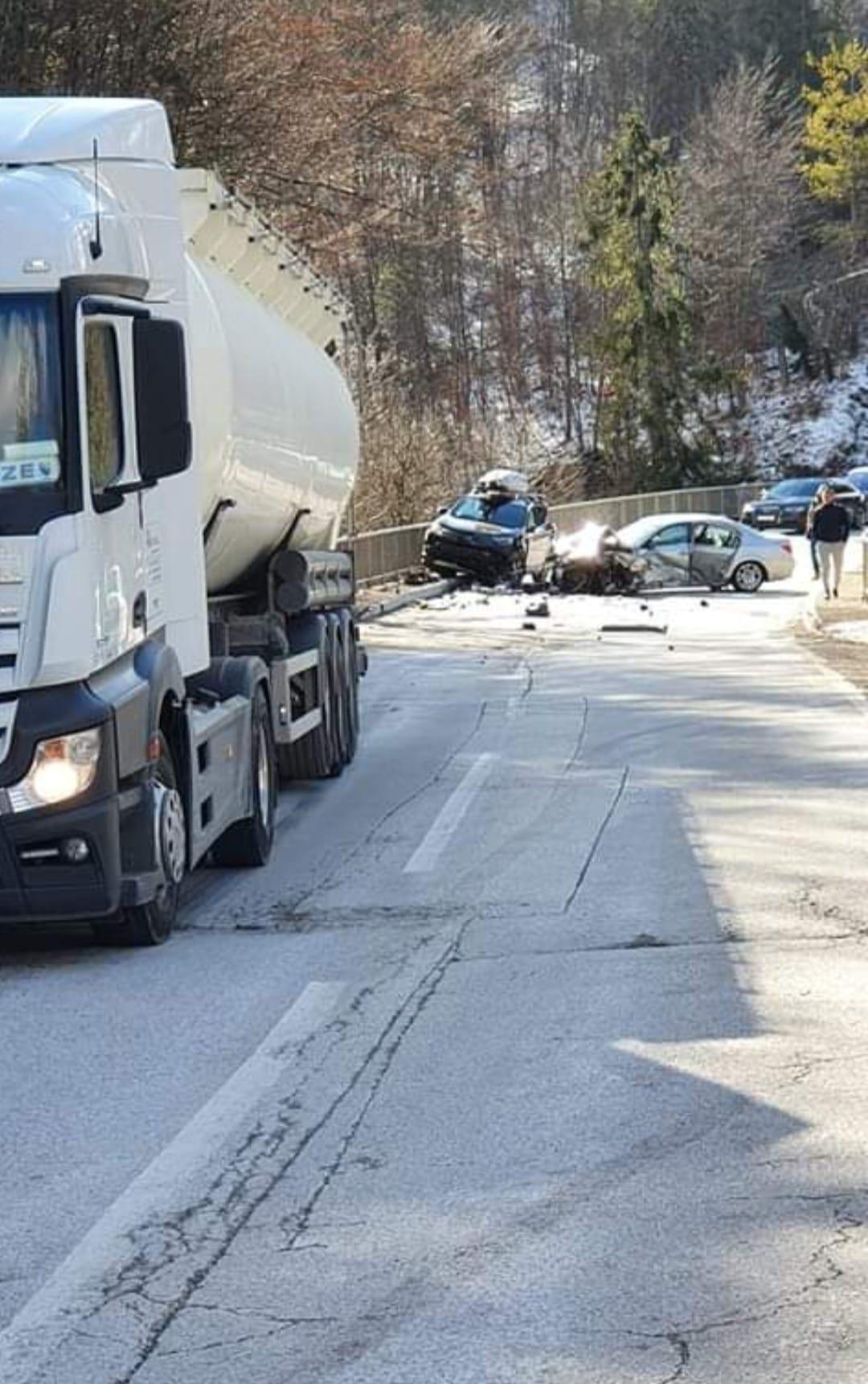 Teška nesreća na Karauli: Petero povrijeđenih u sudaru tri vozila