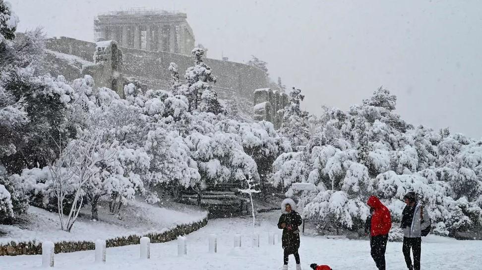 Two dead as snow front blankets Greece