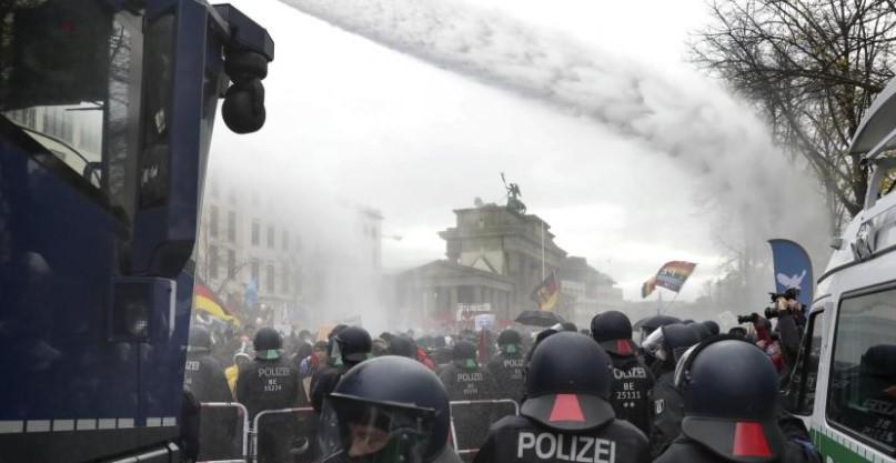 Police use water canons during a rally in Berlin, Germany - Avaz