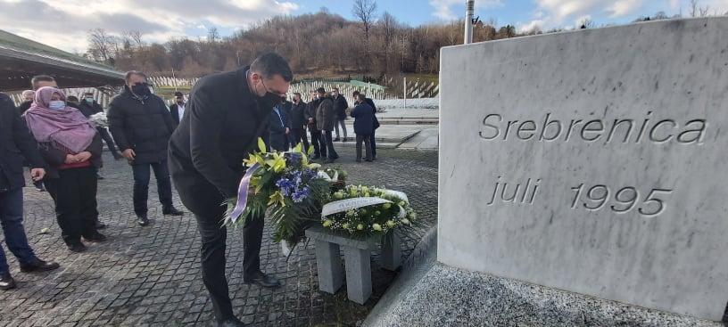 They laid flowers in Potočari - Avaz