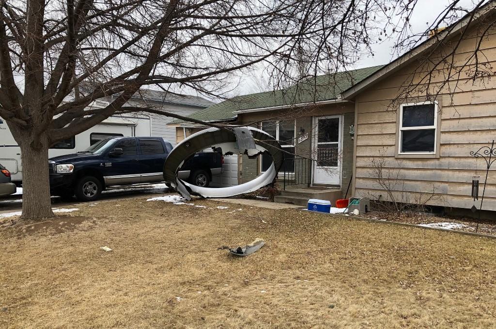 Residents in the Denver suburb of Broomfield found large pieces of the plane scattered around their community - Avaz