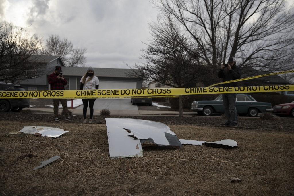 Residents in the Denver suburb of Broomfield found large pieces of the plane scattered around their community - Avaz