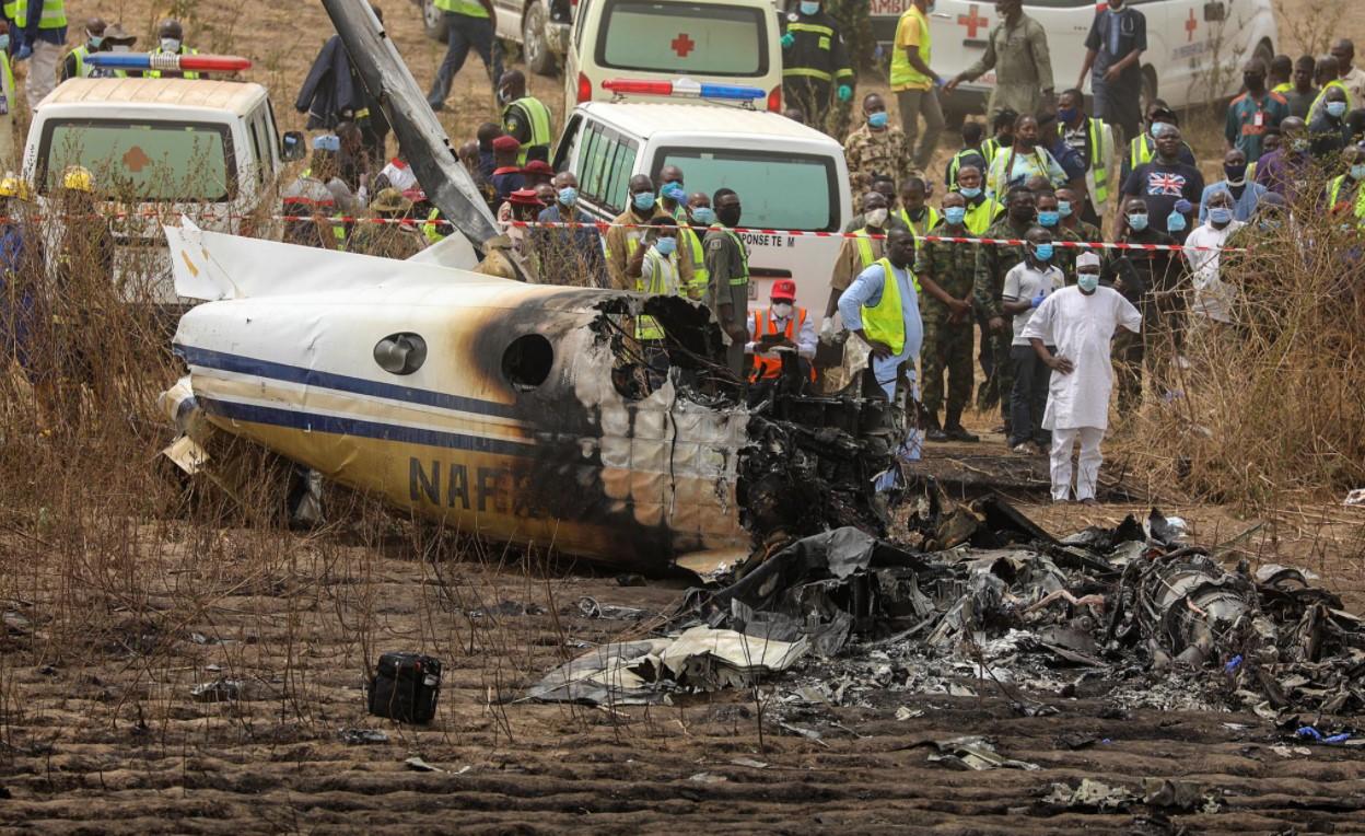 Rescuers and people gather near the debris of a Nigerian air force plane, which according to the aviation minister crashed while approaching the Abuja airport runway, in Abuja, Nigeria February 21, 2021. - Avaz