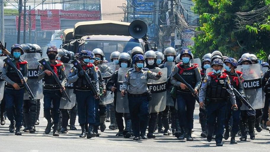 Warning shots, tear gas, and stun grenades were fired at two major street junctions in Yangon as police used much tougher means of cracking down on anti-coup demonstrators, witnesses said - Avaz