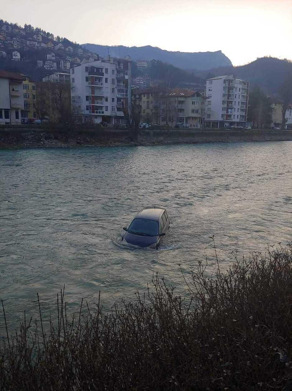 Automobil završio u Neretvi