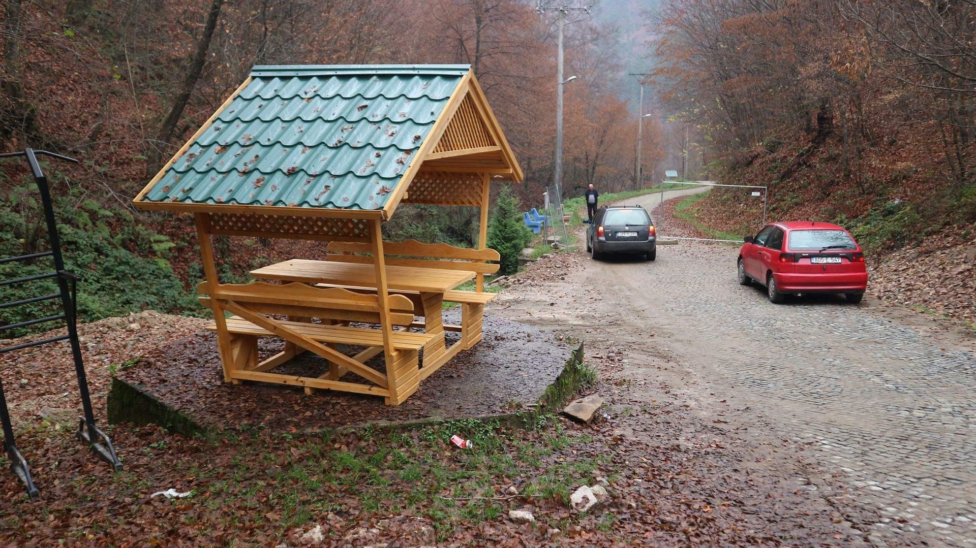 Klupe i kućice za odmor na šetalištu - Avaz