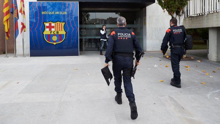 Policija ulazi u klupske prostorije Barce - Avaz