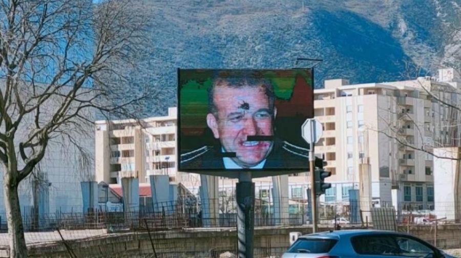 U Mostaru razbijen displej sa porukama podrške generalu Armije RBiH Atifu Dudakoviću