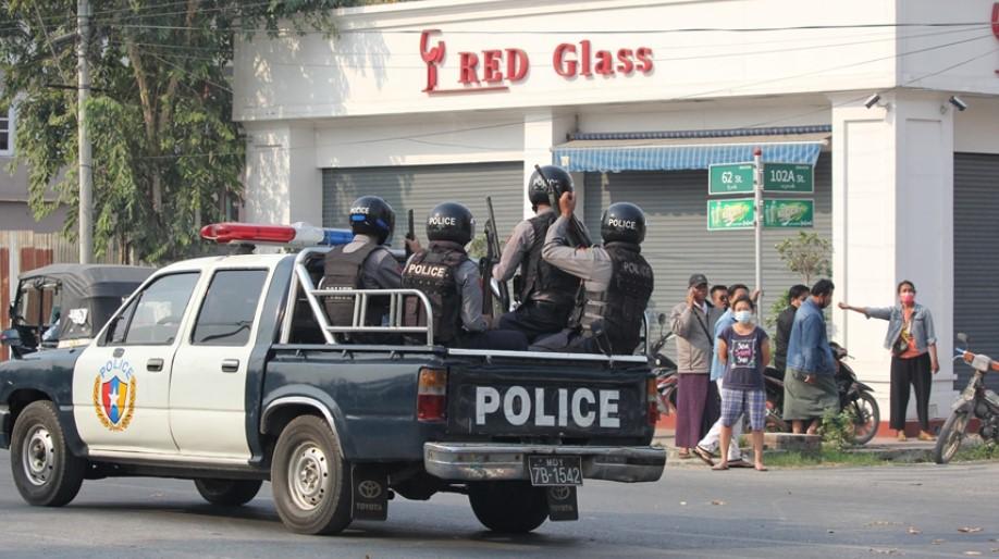 Security forces intervene in protesters as they gather to protest against the military coup in Mandalay, Myanmar on February 28, 2021. - Avaz