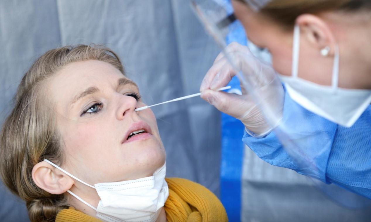 A medical worker takes a swab sample from a person at a COVID-19 quick test center of German drugstore chain dm-drogerie markt amid the coronavirus disease (COVID-19) pandemic, in Karlsruhe, Germany, March 4, 2021. - Avaz