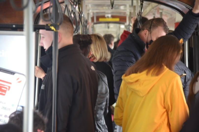 Koronavirus ponovo divlja u Sarajevu: Tramvaji krcati, redara nema, mjere se ne poštuju