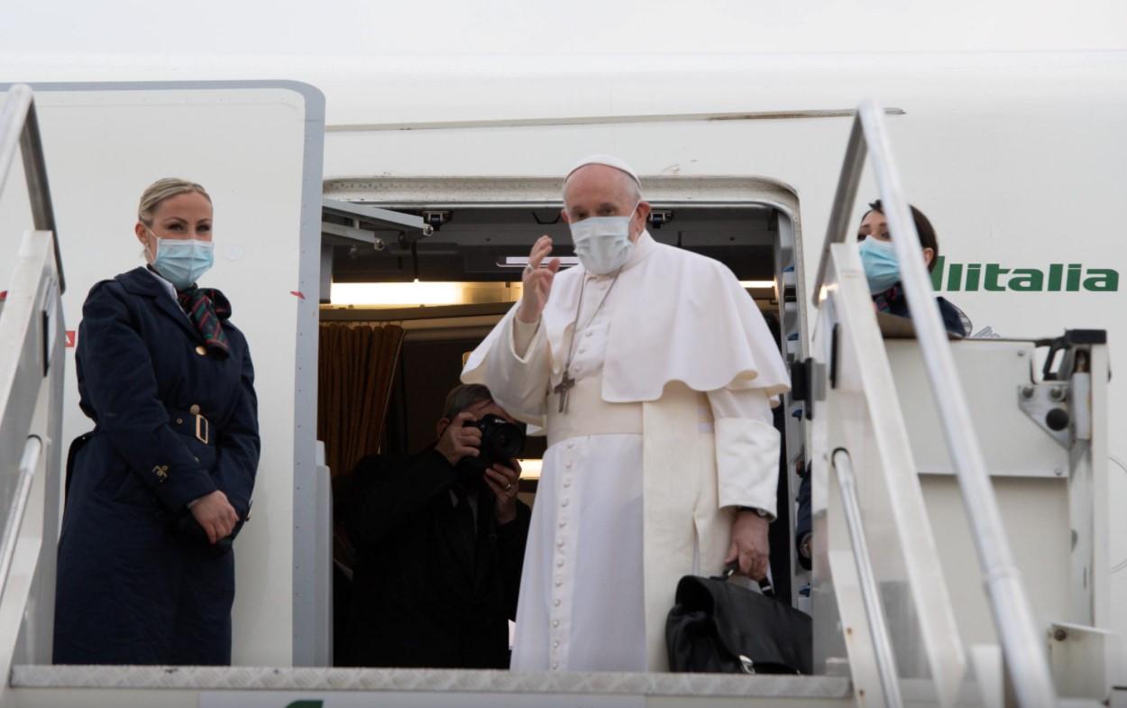 Pope Francis boards the plane for his visit to Iraq, at Leonardo da Vinci-Fiumicino Airport in Rome, Italy, March 5, 2021. - Avaz