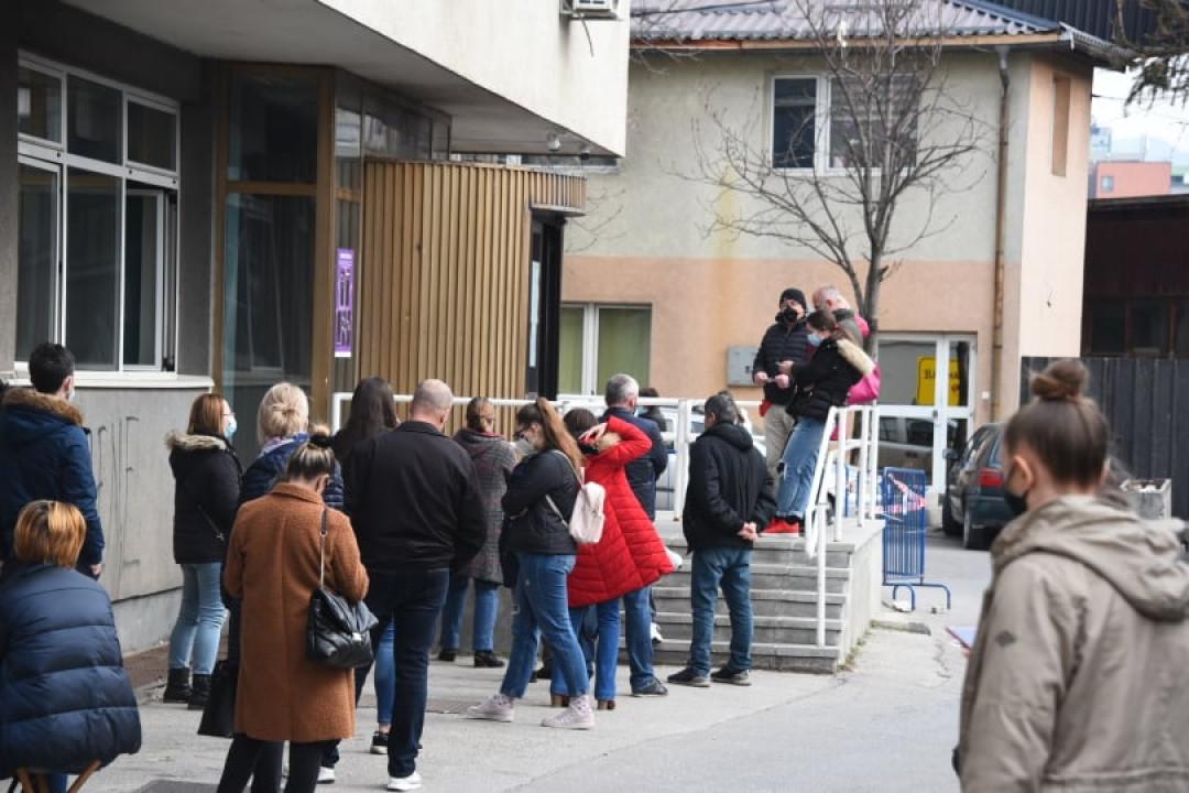 Redovi ispred Omer Maslić ambulante - Avaz