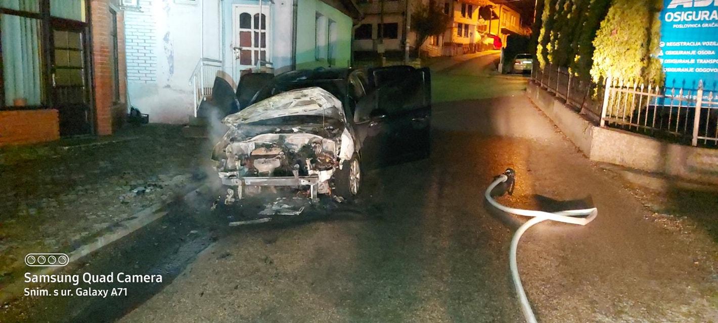 Gračanica: U ulici Podgaj izgorjelo vozilo Citroen 3