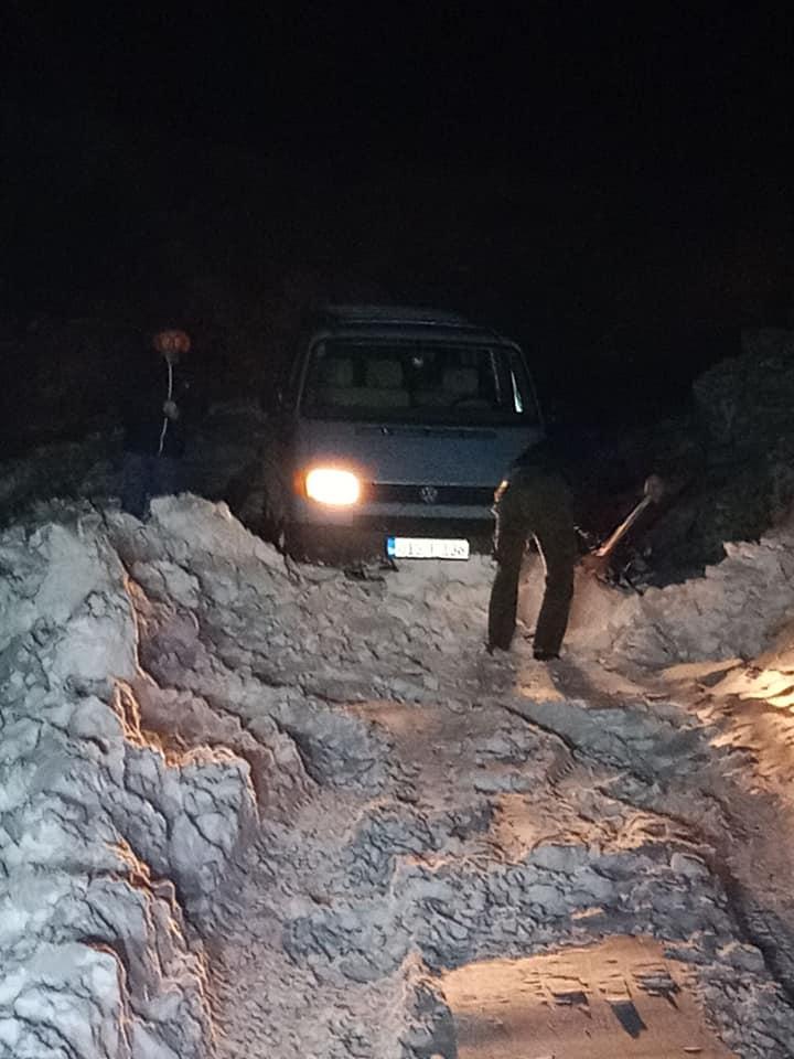 Vatrogasci spasili zametene putnike iz kombija