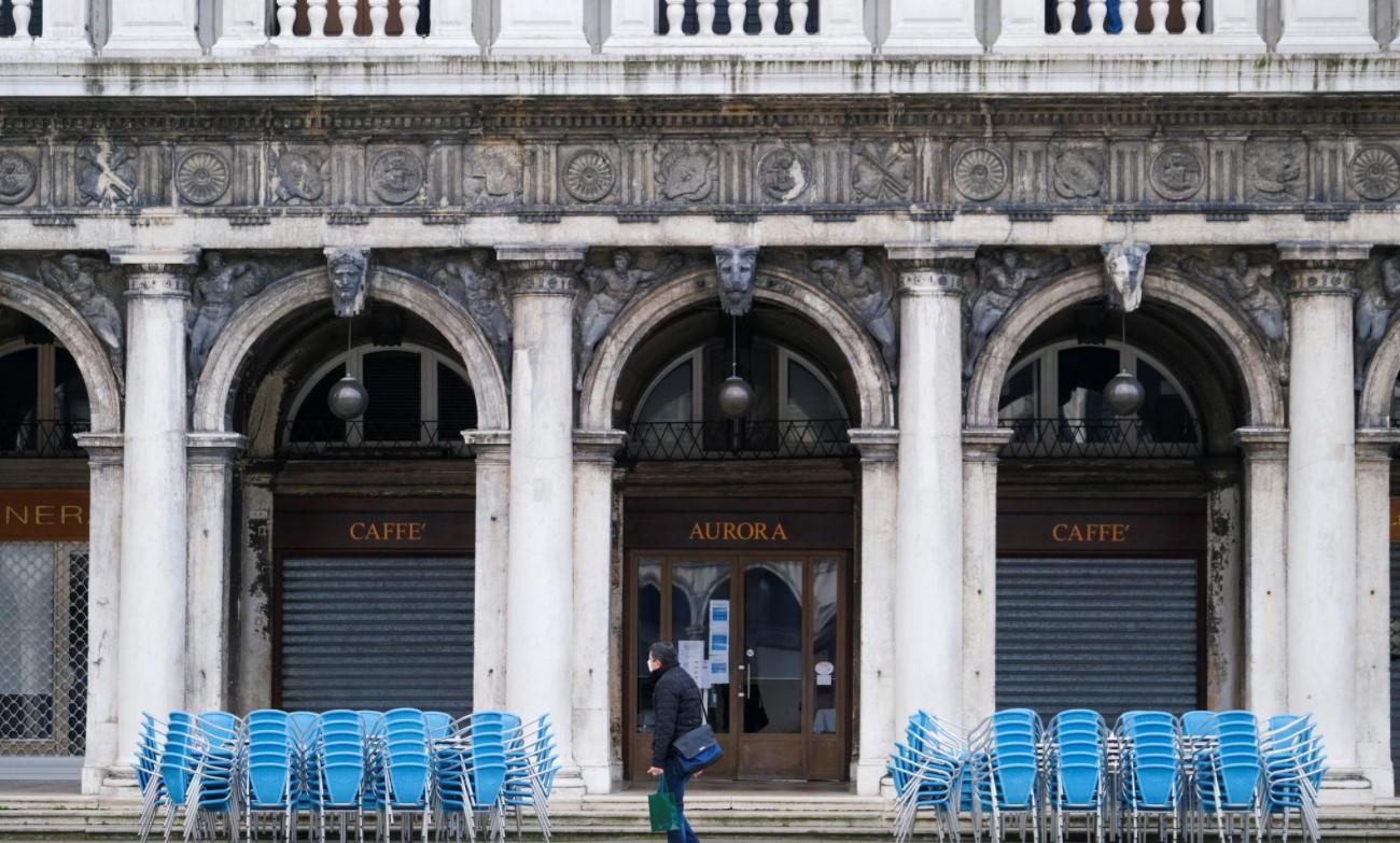 A man wearing a mask walks through St. Mark's Square as the region of Veneto becomes a 'red zone', going into lockdown in an effort to reduce coronavirus disease (COVID-19) infections in the country, in Venice, Italy, March 15, 2021. - Avaz