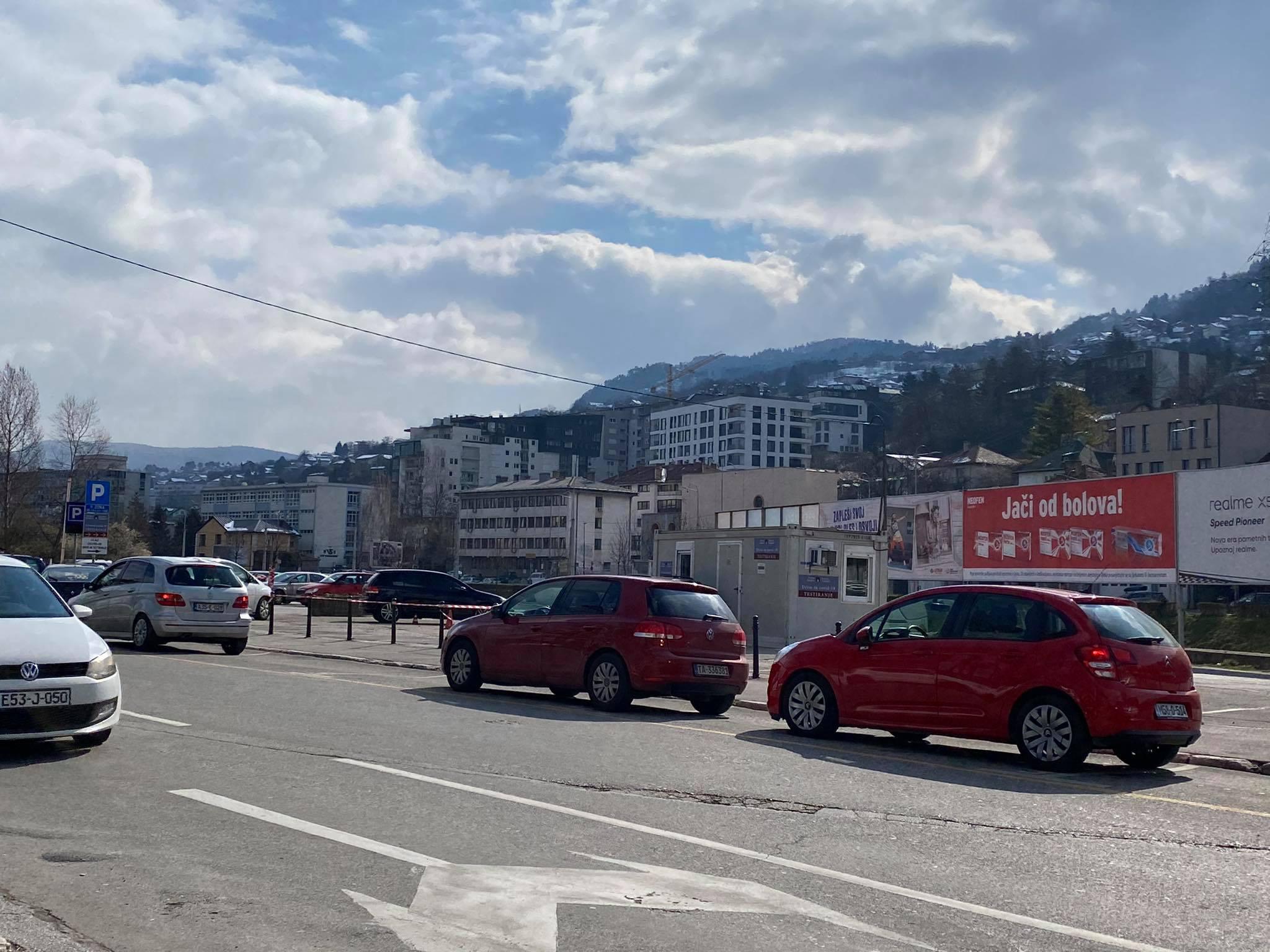 Duga kolona automobila ispred "drive in" punkta - Avaz