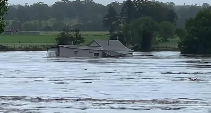 Ogromne poplave u Australiji: Voda nosila kuće, kod Sidneja tornado