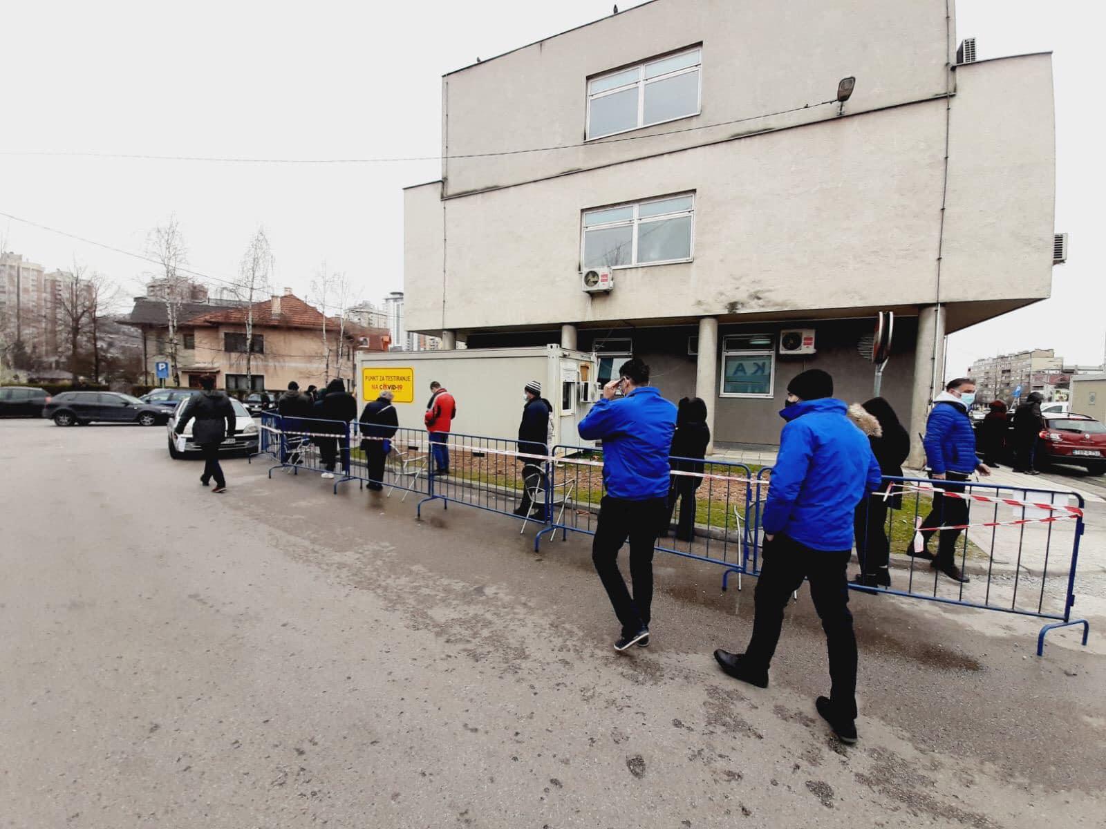 Na inicijativu Mirvada Kurića pokrenuta akcija: Postavljene stolice ispred domova zdravlja, objavljeni i brojevi za one koji ne mogu iz kuće