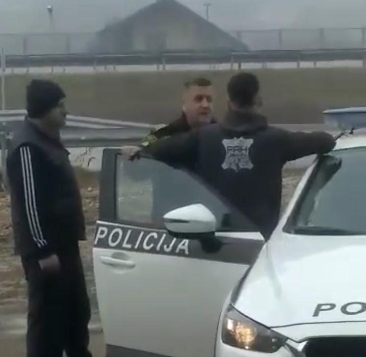 Pogledajte novi video napada policajca na mladića u Visokom, njegov brat za "Avaz": Udarao ga je u glavu