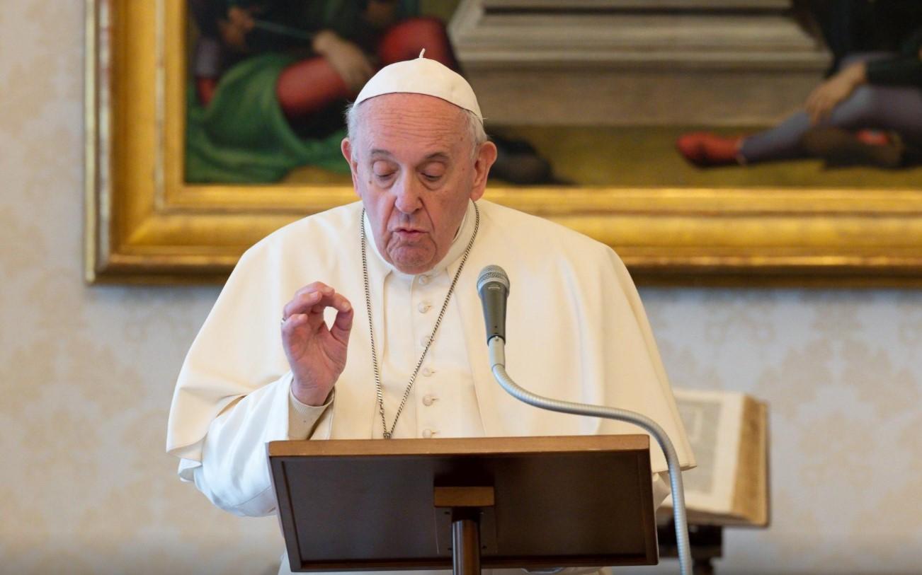 Pope Francis leads Angelus prayer at the library of the Apostolic Palace in the Vatican March 21, 2021. - Avaz