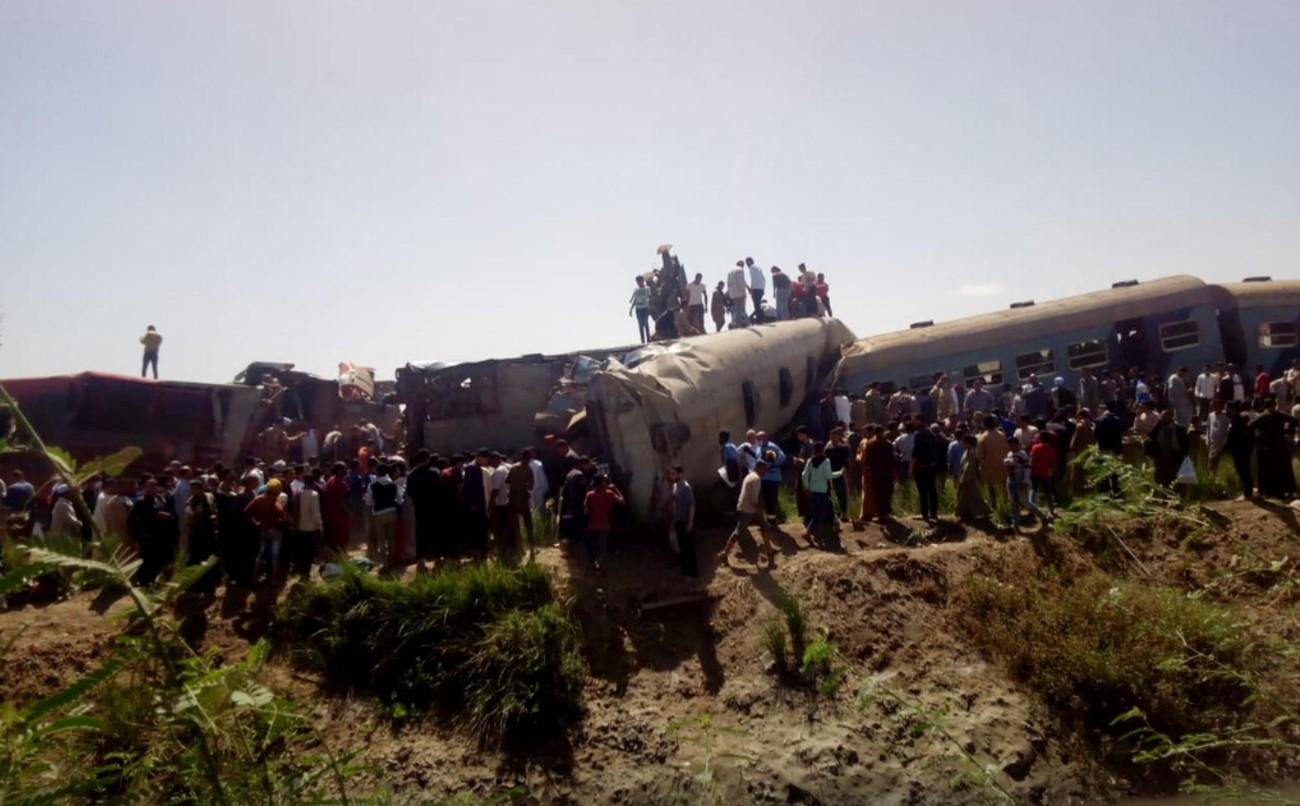 People inspect the damage after two trains have collided near the city of Sohag, Egypt, March 26, 2021. - Avaz