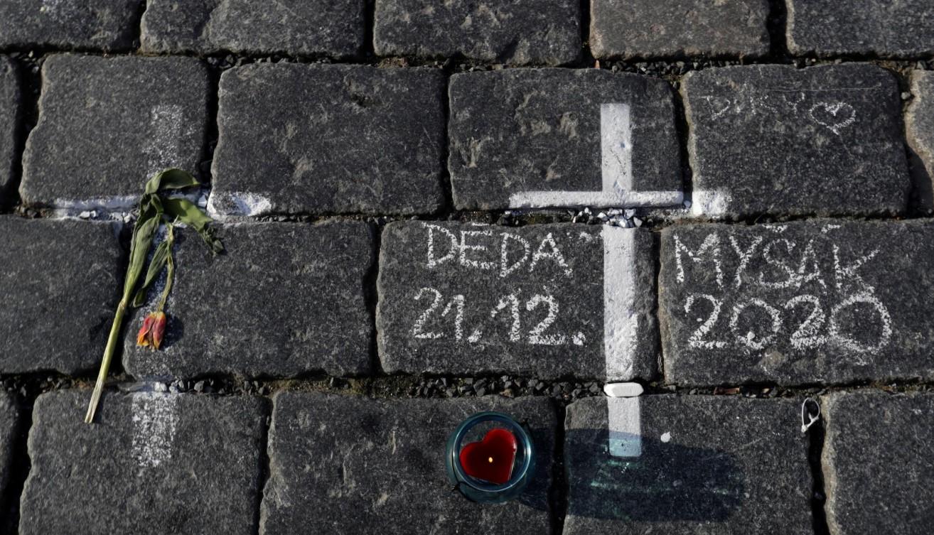 A name of a deceased man is written on cobblestones at the Old Town Square where thousands of crosses have been painted on a pavement to commemorate the first anniversary since the death of the first Czech coronavirus disease (COVID-19) patient in Prague, Czech Republic, March 25, 2021. Picture taken March 25, 2021. - Avaz