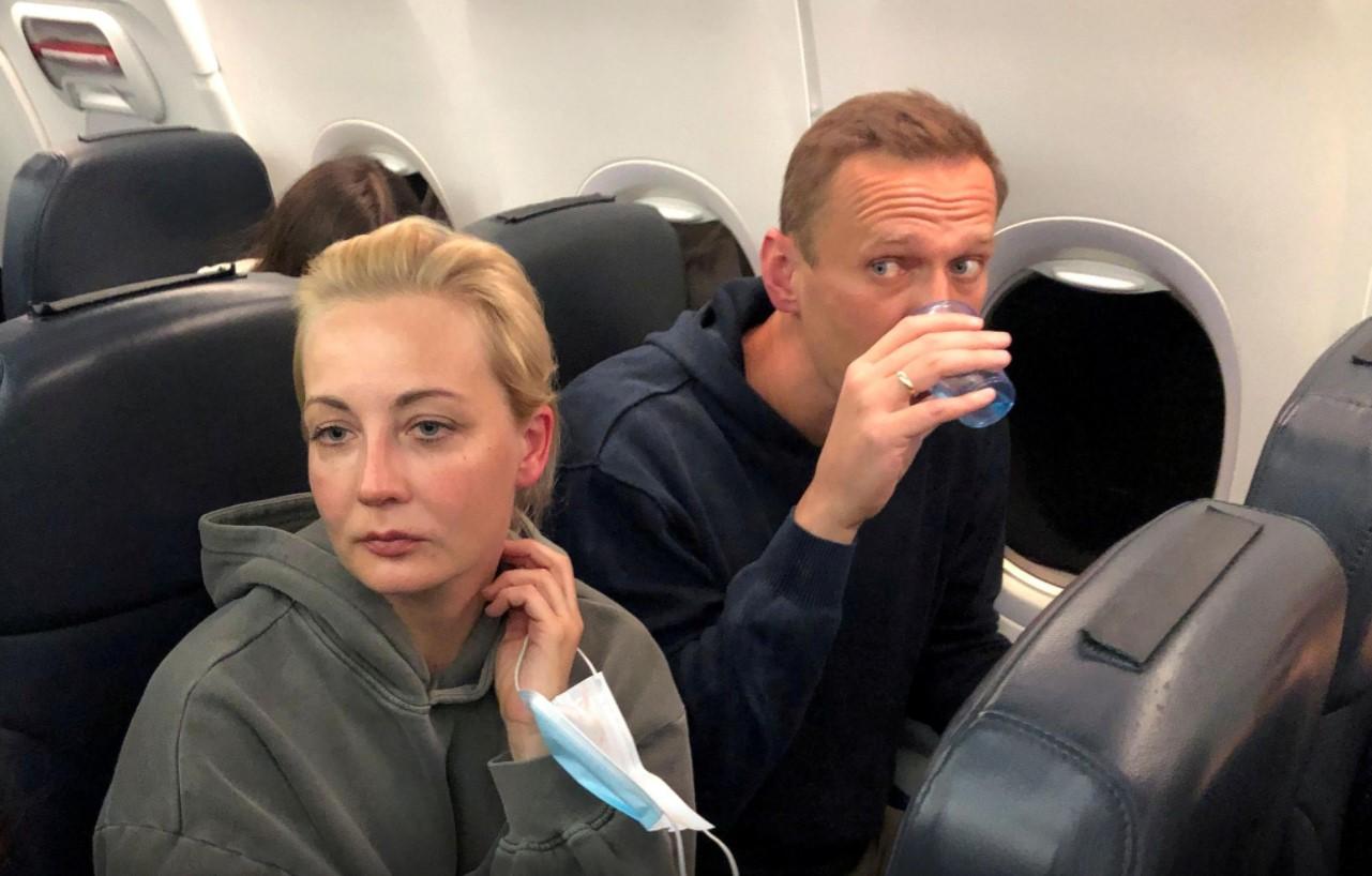 Russian opposition leader Alexei Navalny and his wife Yulia Navalnaya are seen on board a plane during a flight from Berlin to Moscow, January 17, 2021. - Avaz