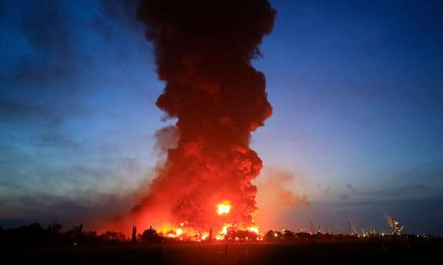 The fire rages at the Balongan refinery, operated by Pertamina, in Indramayu, West Java - Avaz