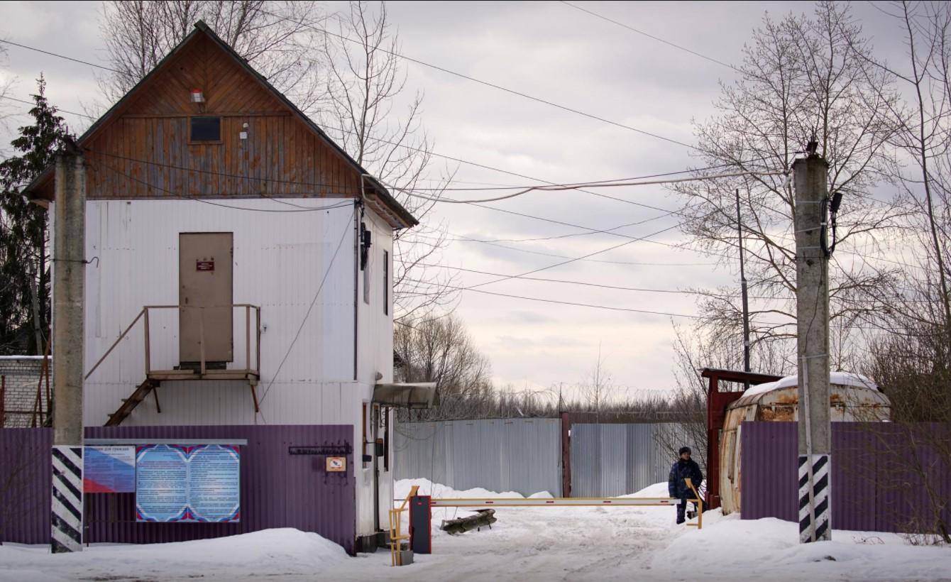 A general view shows a gate of Penal Colony No 2, where opposition leader Alexei Navalny is serving jail term, in the town of Pokrov, Russia February 28, 2021. - Avaz