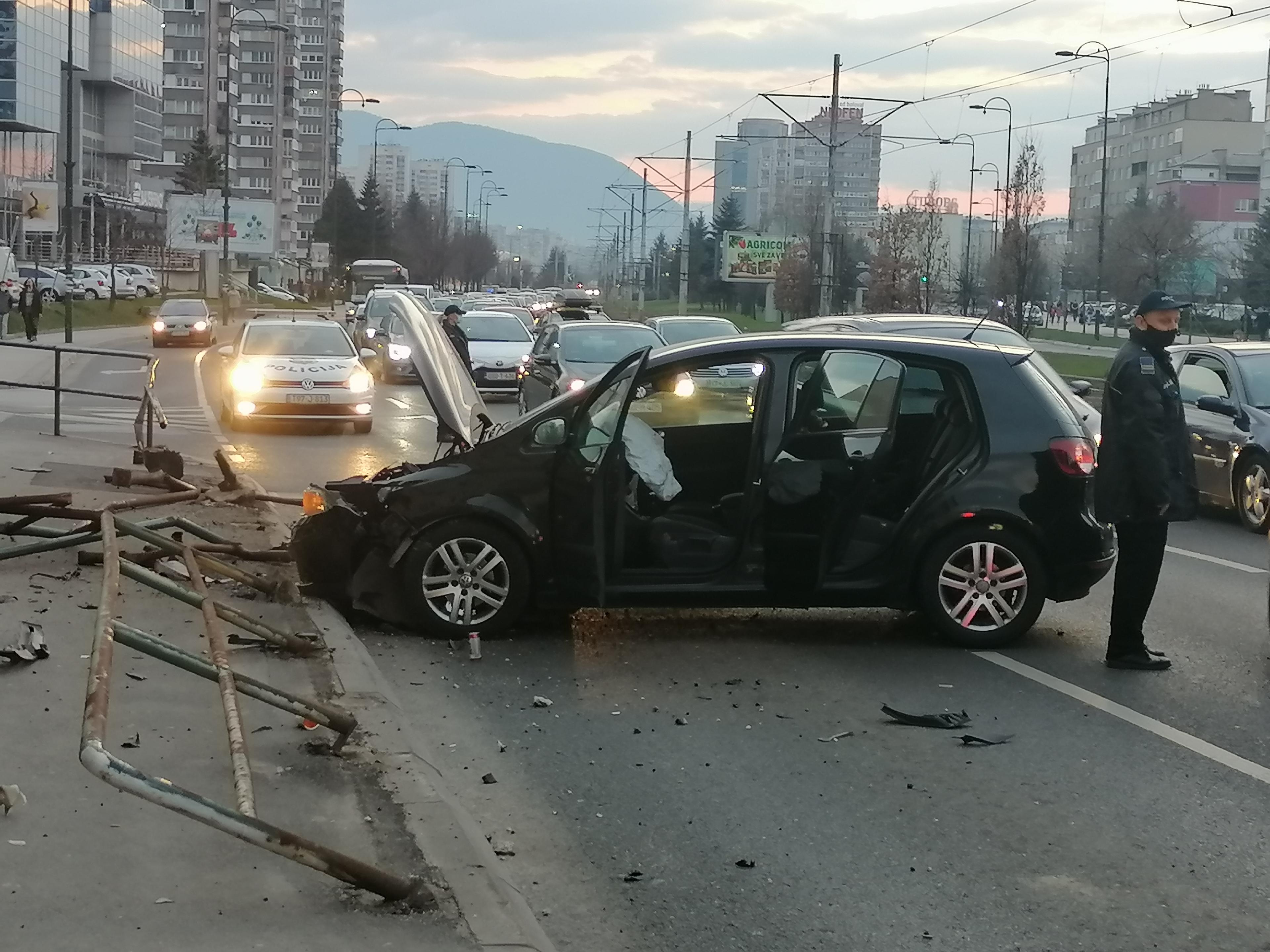 Vozač se automobilom zabio u zaštitnu ogradu, prevezen u KCUS