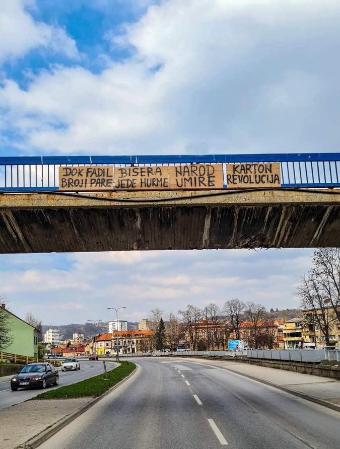 Poruka na mostu u Tuzli: "Dok Fadil broji pare, Bisera jede hurme, narod umire"