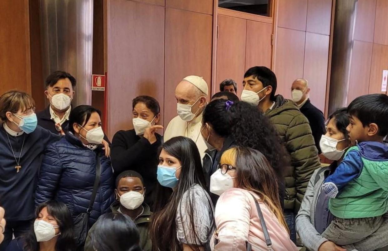 Pope Francis poses for a photograph on Good Friday at a vaccination centre in the Paul VI Hall where the poor and homeless are being inoculated, at the Vatican, April 2, 2021. - Avaz