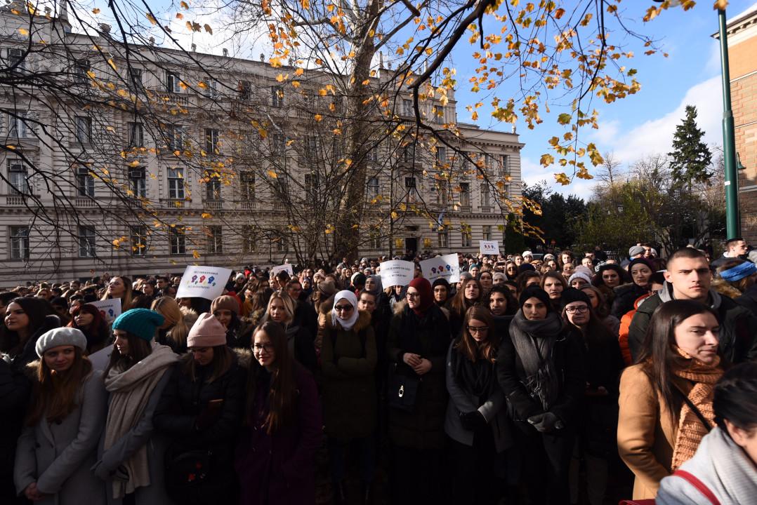 Članovi Udruženja studenata "Studentskog centra" najavili su za danas proteste ispred zgrade Vlade Kantona Sarajevo kako bi izrazili nezadovoljstvo zbog loše situacije u studentskim domovima, kao i zbog lošeg načina ophođenja nadležnih prema ovoj populaciji - Avaz