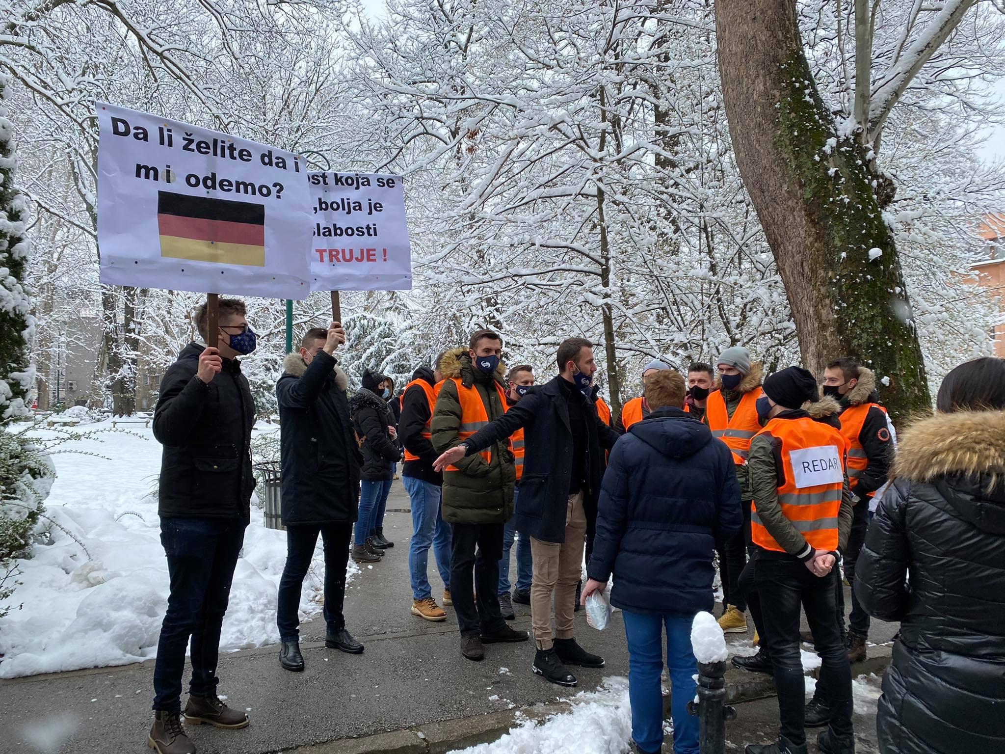 Okončan protest studenata Udruženja "Studentskog centra" ispred Vlade KS: Umjesto krompira traže kompletan meni