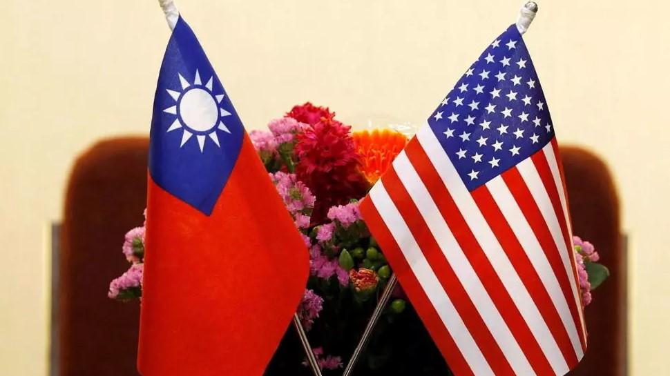 Flags of Taiwan and U.S. are placed for a meeting in Taipei, Taiwan March 27, 2018. - Avaz