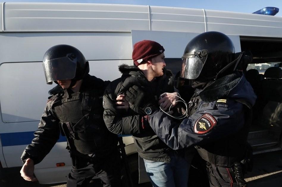 Policija privela četvoro novinara zbog podsticanja na antivladine proteste